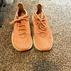 Women’s tennis shoes, pink Pumas